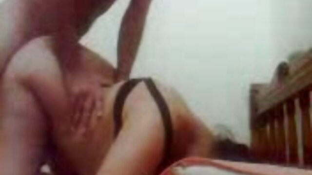 Esposa madura casera cojiendo adultos se masturba el coño con la cámara de video de su marido